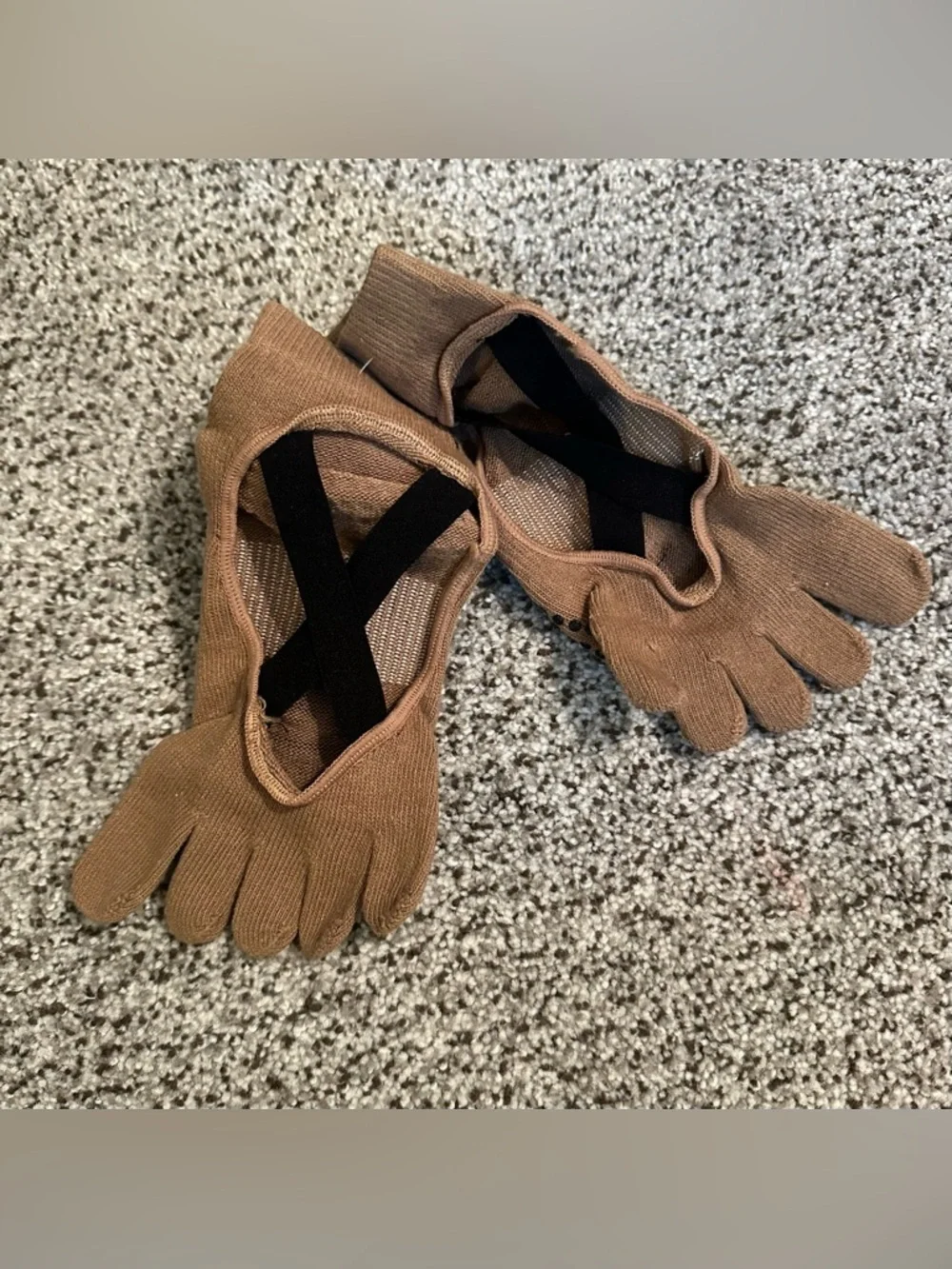 TREZ Medium Tan Black New Pilates Reformer Grip Socks R $24 NWOT